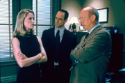 Ein renommierter Raketenforscher wurde ermordet. Da das Unternehmen, in dem er arbeitete, in engem Kontakt mit der Regierung stand, müssen A.D.A. Alexandra Cabot (Stephanie March, l.), Detective Stabler (Christopher Meloni) und Captain Cragen (Dann Florek, r.) den wahren Täter so schnell wie möglich finden.