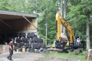 Marty Raney im Bulldozer vor dem Haus mit Morgan Broadhead.