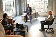 L-R: Indira Varma als Safiya Masry, Nicholas Pinnock als Aaron Wallace, Timothy Busfield als Henry Roswell