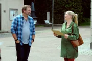 Gregor (Holger Matthias Wilhelm) und Vera (Sybille Waury) unterhalten sich angeregt.