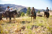 Jessica Chobot (2.v.r.) und Phil Torres (r,) interviewen zwei Cowboys auf einer Ranch in Oregon.