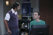 Während Bernadette und Howard ihren Freund Stuart endlich zum Ausziehen bewegen konnten, ihren Hausgast jetzt aber doch etwas vermissen, sind Raj (Kunal Nayyar, l.) und Sheldon (Jim Parsons, r.) einer großen Entdeckung sehr nahe ...
