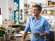 Donal Skehan macht einfache, zeitsparende Gerichte, die die ganze Familie glücklich machen! Die Verwendung des sendungsbezogenen Materials ist nur mit dem Hinweis und Verlinkung auf TVNOW gestattet.