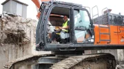 Arbeiter in einem Bagger während des Abrisses.