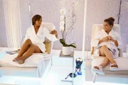 L-R: Hayley Shipton (Toks Olagundoye), Kate Beckett (Stana Katic)