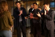Castle (Nathan Fillion, 2.v.l.), Esposito (Jon Huertas, 2.v.r.) und Ryan (Seamus Dever, r.) heißen Beckett (Stana Katic, l.) in ihrem neuen Amt herzlich Willkommen. Doch ein Anruf befördert das Team in größtes Chaos ...