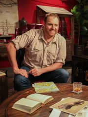 Josh Gates (im Bild) trifft sich mit Phil Torres und Jessica Chobot im Hauptquartier von Expedition X.