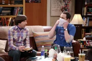 Da sich Amy einige Tage auf einem Kongress außerhalb der Stadt befindet, sucht Sheldon (Jim Parsons, r.) eine Beschäftigung, um sich die Zeit zu vertreiben. Doch Howards (Simon Helberg, l.) Angebot, ihm und Berandette beim Renovieren zu helfen, lehnt der Wissenschaftler dankend ab. Stattdessen treibt es ihn zum Teleskob, wo er auch gleich eine bahnbrechende Entdeckung zu machen scheint ...