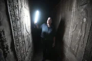 Die Archäologin Meredith Brand erforscht Hieroglyphen in einer geheimen Kammer im Herzen des Hathor-Tempels in Dendera, Ägypten. Archäologen erforschen die berühmteste Königin Ägyptens, Kleopatra. Sie erforschen ein großes Grab voller Mumien und decken die Frau hinter dem Mythos auf.  (Windfall Films/Elizabeth Maitland)
