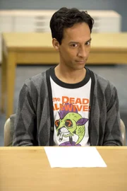 Auf der Suche nach dem alten Computerlabor des ersten Deans von Greendale, müssen Abed (Danny Pudi) und die Truppe viele Gefahren meistern und mit Einfallsreichtum punkten ...