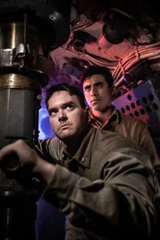 Während sich die USS Batfish in periskopischer Tiefe bewegt, bereitet sich Lt. Commander John Fyfe auf den Angriff auf ein feindliches Ziel vor. (Dramatische Darstellung) (L-R) Trey O'Brien, Marck Kislevach. (Pazifikflotte II Produktionen, Inc./Sean F. White)