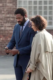 Nicholas Pinnock als Aaron Wallace, Indira Varma als Safiya Masry