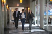 l-r: Detective Sergeant Henry Graff (Aden Young), Detective Sergeant Frankie Bateman (Kathleen Munroe). Hintern:  Detective Sergeant Henry Graff (Aden Young)