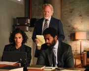L-R: Indira Varma als Safiya Masry, Timothy Busfield als Henry Roswell, Nicholas Pinnock als Aaron Wallace