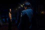 Young (Justin Louis) ist überfordert, hinten: Chloe (Elyse Levesque) Foto: © Carole Segal/Syfy © Tele München Fernseh GmbH. © 2009 MGM GLOBAL HOLDINGS INC. ALL RIGHTS RESERVED.