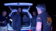 Arica, Chile – Beamte nehmen zwei Personen fest.