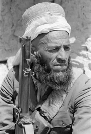 Portrait de Moudjahidins afghans lors de la guerre qui les opposa à l'Armée Rouge russe en avril 1979, Afghanistan. (Photo by Alain MINGAM/Gamma-Rapho via Getty Images)