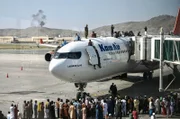 Am Flughafen von Kabul spielten sich nach dem 15. August 2021 verzweifelte Szenen ab. Tausende wollten aus dem Land fliehen.