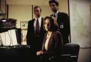 Müssen gegen eine künstliche Intelligenz kämpfen, die sich mit allen Mitteln gegen ihre Abschaltung wehrt: (v.l.n.r.) Special Agent Jerry Lamana (Wayne Duball), Scully (Gillian Anderson, M.) und Mulder (David Duchovny) ...