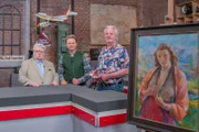 v.li.: Erich Tromayer, Willi Gabalier und Verkäufer Axel Bergheim mit dem Objekt "Dreiviertelakt von Thaddeus Kolig"