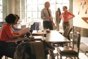 L-R: Indira Varma als Safiya Masry, Nicholas Pinnock als Aaron Wallace, Timothy Busfield als Henry Roswell, Alexandra Socha als Charlotte
