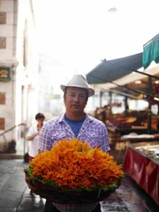 Die Serie mit Jamie Oliver ist ein einziges Abenteuer. In jeder Folge erforscht der Kult-Koch die Küche eines anderen Landes und macht dabei aufregende Entdeckungen. Zunächst lernt er in Marrakesch eine völlig andere Esskultur kennen. In Griechenland fischt er das erste Mal in seinem Leben mit einem Speer. In Andalusien kocht er die größte Paella der Welt und in Frankreich freundet er sich mit einem Trüffelschwein an. Auf seinen Reisen lernt Jamie Oliver zudem eine Reihe anderer Köche kennen, die unter ande