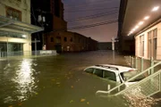 Überflutete Straße bei Nacht nach einem Hurrikan.