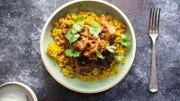 Donal Skehan verrät fünf weitere köstliche, alltägliche Mahlzeiten, deren Kern gesunde Zutaten sind. Für einen Veggie-Curry-Fix ist das Auberginen-Curry mit Kurkuma-Blumenkohl-Reis ein Muss. Die Verwendung des sendungsbezogenen Materials ist nur mit dem Hinweis und Verlinkung auf TVNOW gestattet.