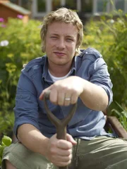 (2. Staffel) - Jamie Oliver hat den Garten seines Hauses in Essex in ein grünes Paradies verwandelt und zeigt, wie einfach jeder selber Gemüse anbauen kann.