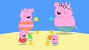 Heute besuchen Peppa (vo.li.) und ihre Familie den Strand. Peppa zeigt Mama (hi.li.), Papa (hi.re.) und Schorsch (vo.re.), wie toll sie Sandburgen bauen kann.