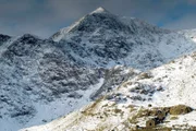 Dramatisches Felsgebirge, schneebedeckte Hochplateaus: Großbritannien, wie es hierzulande kaum jemand kennt. Die Nationalparks "Snowdonia" in Wales und "Caingorm" in Schottland sind archaisch, rau und spektakulär.