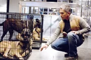 Der 'Hundeflüsterer' Cesar Millan (spielt sich selbst) will den Ermittlern helfen, den Mordfall Elliott aufzuklären.