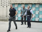 Steve McGarrett (Alex O'Loughlin , l.) und Danny Williams (Scott Caan, r.) sollen Sgt. Duke Lukela (Dennis Chun, M:) eigentlich festnehmen. Doch plötzlich arbeiten sie gemeinsam ...