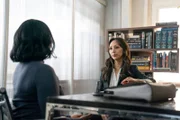 Linda Park (r.)