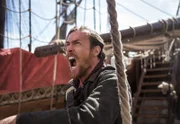 All seine Entscheidungen sind mit einem gewissen Risiko für sich und seine Crew verbunden: Captain Flint (Toby Stephens) ...