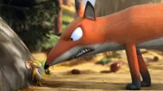 In letzter Sekunde kann die Maus den Fuchs mit einer List von sich ablenken.