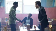Ronald Dacey (Edi Gathegi, l.), Agent Drummond (Brian McCarthy, r.)