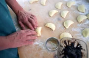 Diese Folge präsentiert Spezialitäten aus den Dolomiten, zum Beispiel diese Kartoffelkrapfen „Cajincí Arestis“ mit Mohnfüllung.