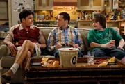 L-R: Charlie (Charlie Sheen), Alan (Jon Cryer) und Jake (August T. Jones)