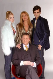 (2. Staffel) - Sie verwalten ein Modeimperium: Junior-Chef David (Mathis Künzler, r.), seine Eltern Laura (Olivia Pascal, M.) und Friedrich (Wilhelm Manske, M. unten) und seine jüngere Schwester Kim Seidel (Lara-Isabelle Rentinck, l.).