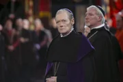 Nachdem Bishop Gardiner (Simon Ward) zufällig gehört hat, wie Königin Catherine dem König mitteilt, dass sie für die anwachsende Rebellion gegen Rom ist.
