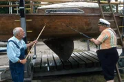 Herr Paschulke (Helmut Krauss, r.) muss feststellen, dass sein frisch geerbtes Segelboot alles andere als ein Prachtstück ist. Es ist aber zu retten, meint der Hafenmeister. Peter (Peter Lustig, l.) hilft kräftig mit, den Kahn wieder seetüchtig zu machen.