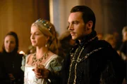 Noch scheint zwischen Henry (Jonathan Rhys Meyers, r.) und Jane (Annabelle Wallis, l.) alles in bester Ordnung zu sein, doch schon bald wird der angeschlagene Monarch eine Liaison mit einer anderen eingehen ...