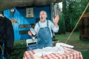 Peter (Peter Lustig) übt sich als Opernsänger und schmettert aus vollem Halse eine Arie aus "Carmen" - allerdings nur als Playback.