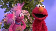Abby (l.) hat sich zu Elmos Überraschung in ein Monster verzaubert.