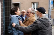 Die Rentnercops Klaus Schmitz (Hartmut Volle, 2.v.r.) und Reinhard Bielefelder (Bill Mockridge, r.) erwischen Daniel Kurz (Manuel Hill, l.) beim Stunk machen (mit Komparse, h.).