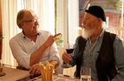 Klaus Schmitz (Hartmut Volle, l.) und Reinhard Bielefelder (Bill Mockridge, r.) spielen „Wer bin ich“.