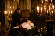 Die Freude über seinen Sohn währt für König Henry VIII (Jonathan Rhys Meyers, l.) nicht lange, denn er muss seine Frau Jane (Annabelle Wallis, r.) zu Grabe tragen ...