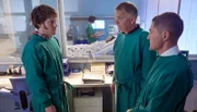 Robert Sonntag (Steffen Schröder, links) kann mit einer Leberspende entweder seine Frau oder seine kleine Tochter Malu retten. Dr. Roland Heilmann (Thomas Rühmann, 2. von rechts) und Dr. Kaminski (Udo Schenk, rechts) raten medizinisch von einer OP bei Malu ab. Ihr Zustand ist derart kritisch, dass die OP lebensgefährlich sein könnte. Doch Robert und seine Frau Laura haben sich entschieden.