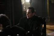 Der Tod seiner Frau Jane stürzt Henry (Jonathan Rhys Meyers) in eine tiefe Depression. Er überlässt die Sorge um den neugeborenen Prinzen Lady Mary und zieht sich in seine Gemächer zurück ...